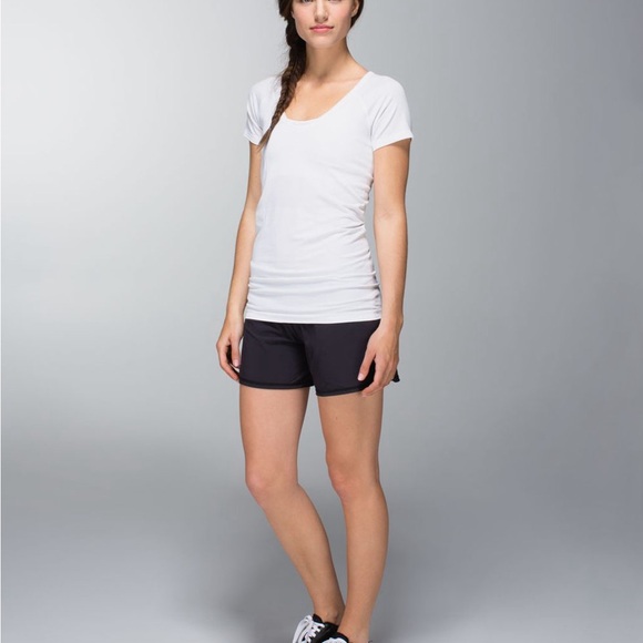 lululemon athletica Women's Black Groovy Run Short 4 - Picture 2 of 6